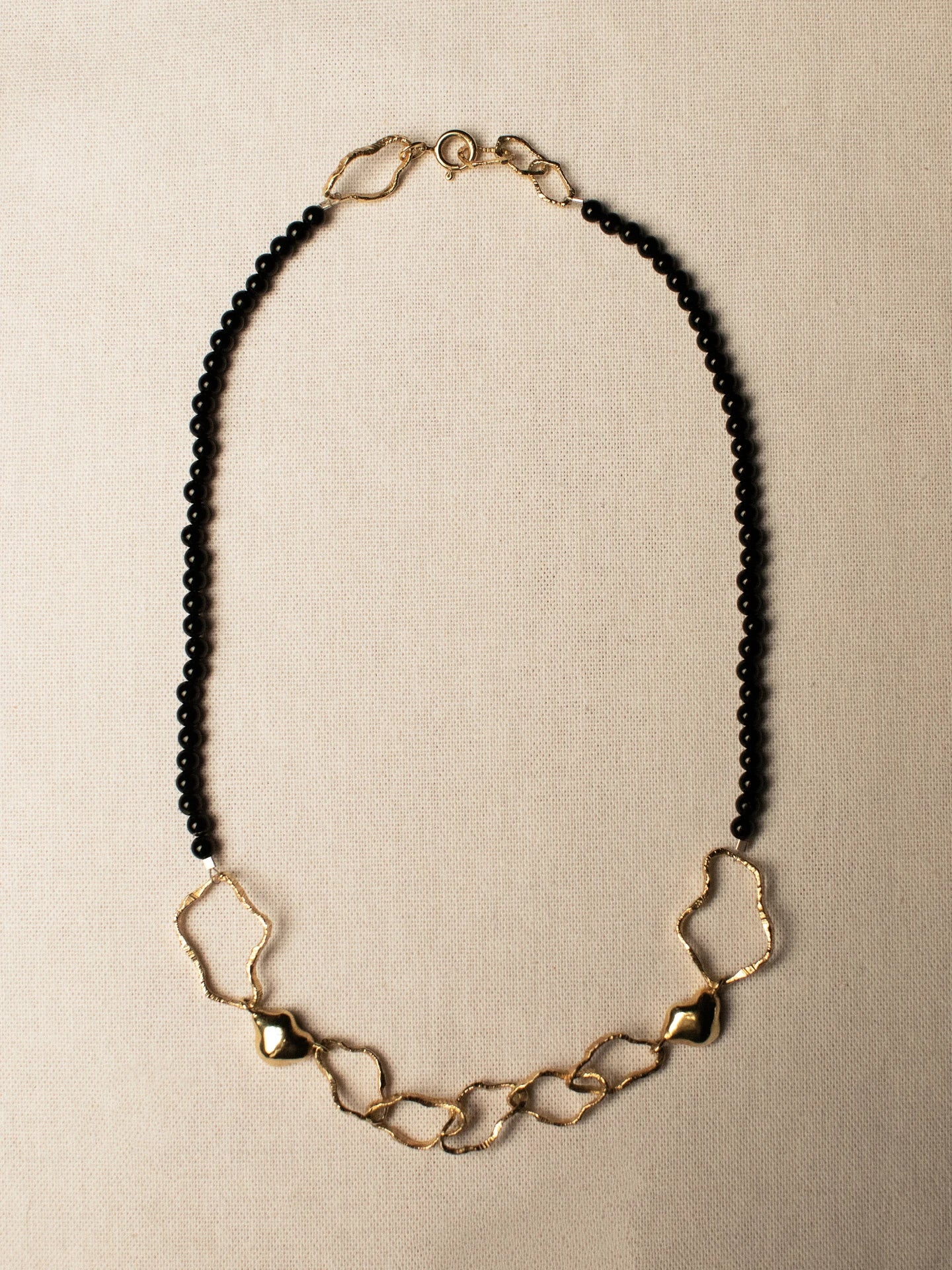 Necklace with chain and pearls