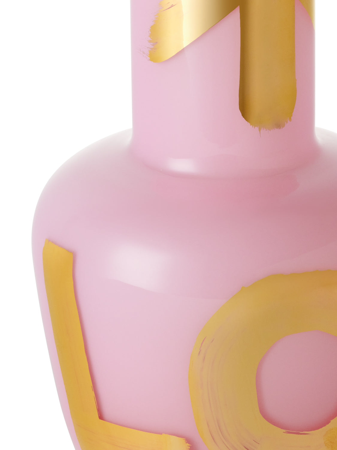 Růžová váza Unnamed s ručně psaným zlatým nápisem LOVE, součást exkluzivní kolekce Artisème x QUBUS.