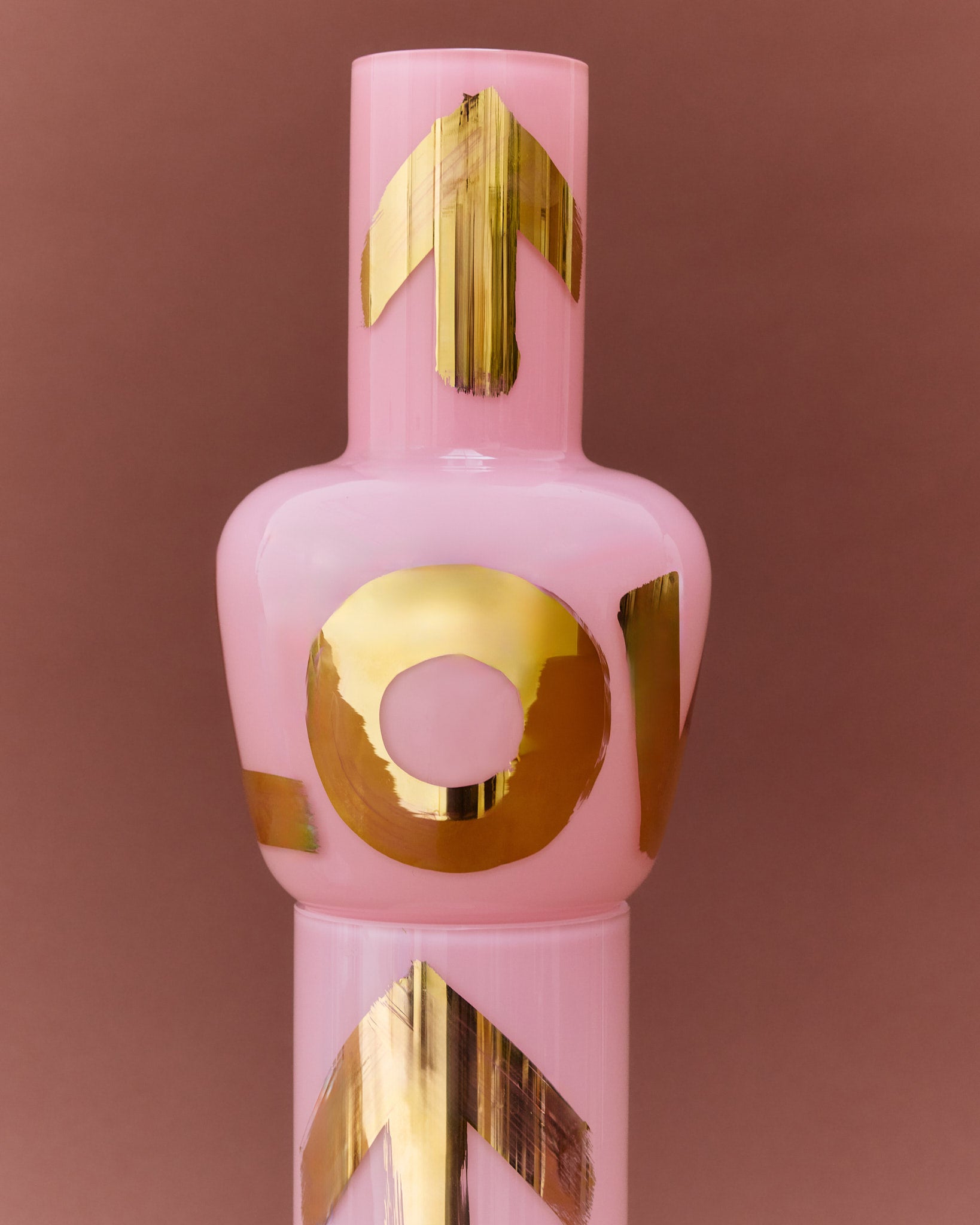 Růžová mini váza Unnamed s ručně psaným zlatým nápisem LOVE, součást exkluzivní kolekce Artisème x QUBUS.