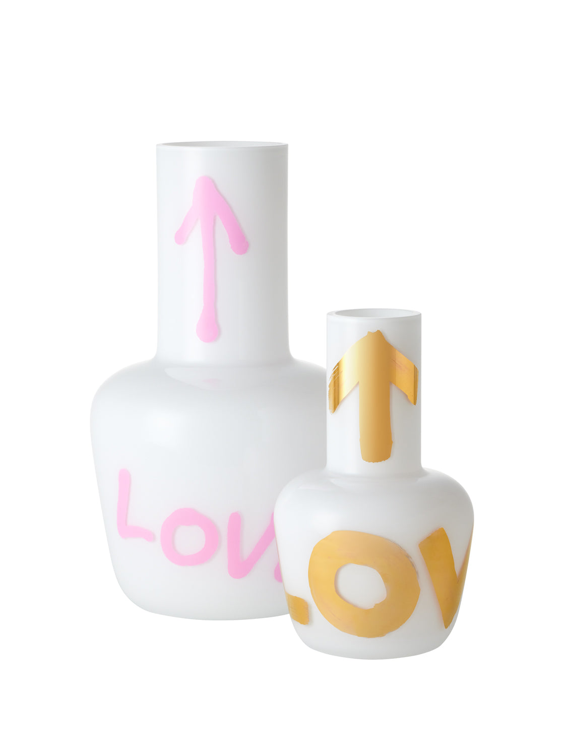Mini bílá váza s nápisem LOVE, ručně foukaná, součást exkluzivní kolekce Artisème x QUBUS.
