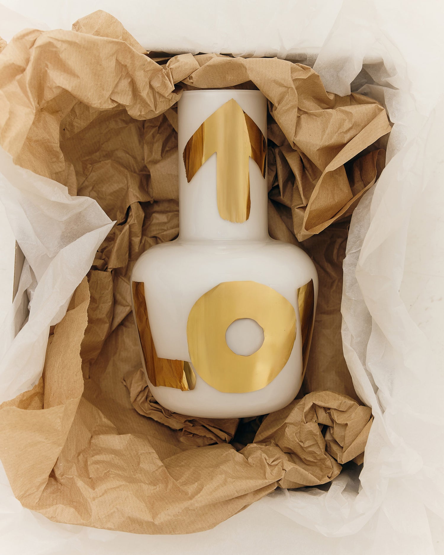 Mini bílá váza Unnamed s zlatým nápisem LOVE, součást exkluzivní kolekce Artisème x QUBUS.