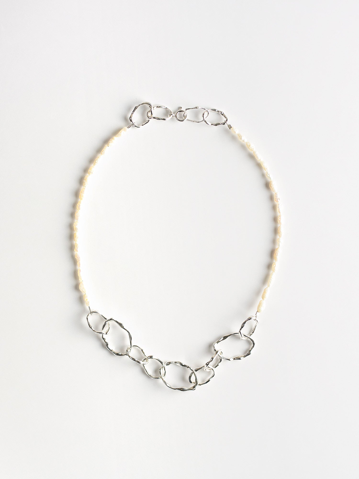 Necklace with chain and pearls