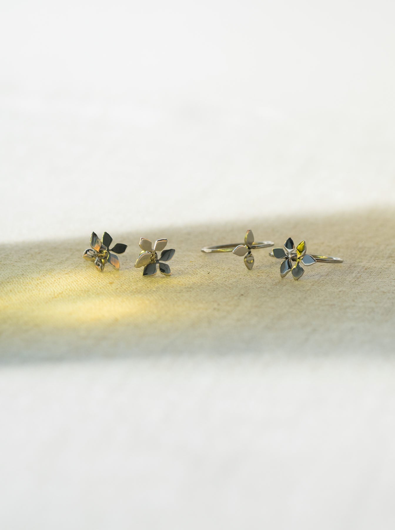 Mini náušnice s břečťanem