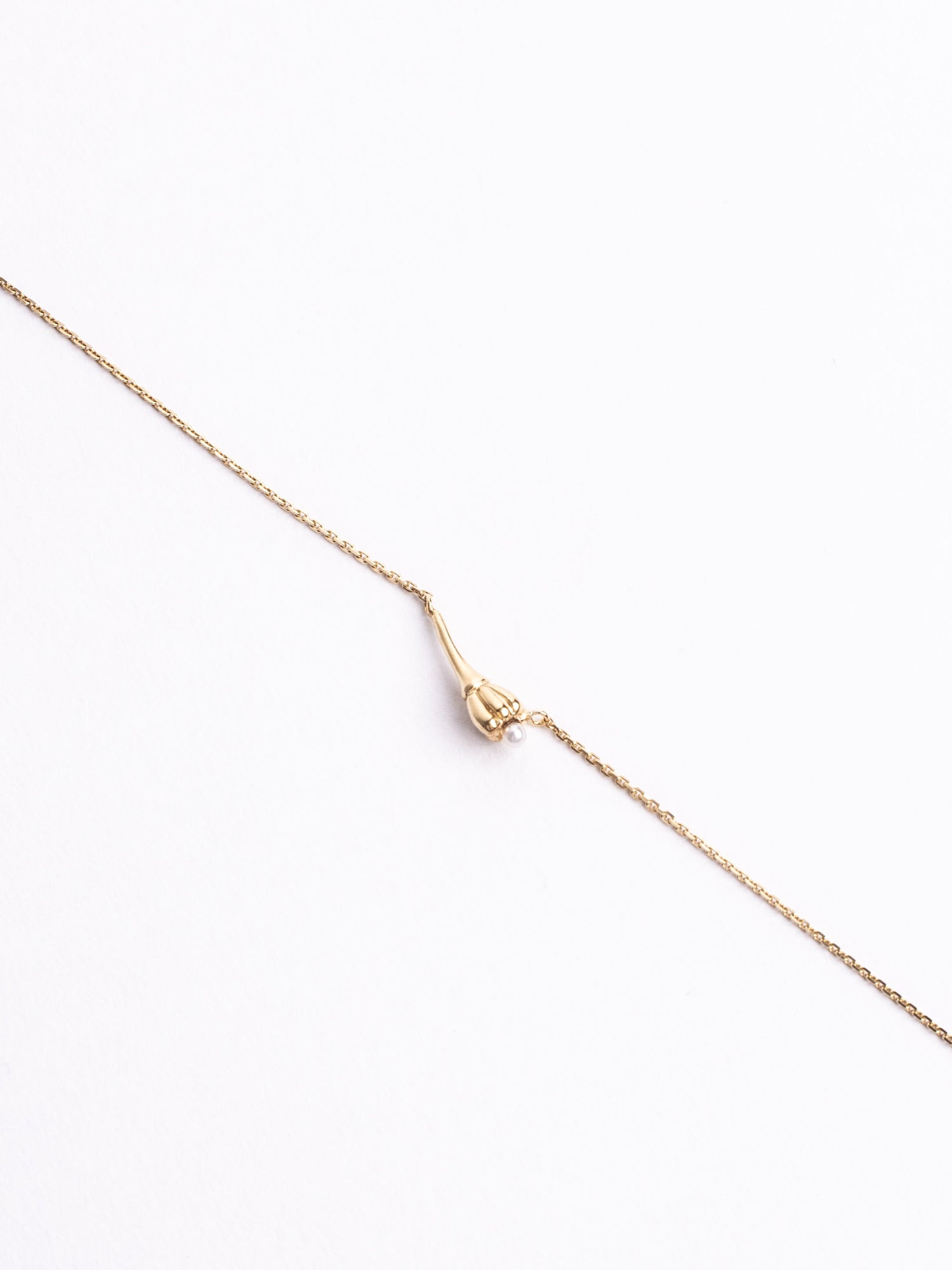 Drobný náramek s květinou a perlou