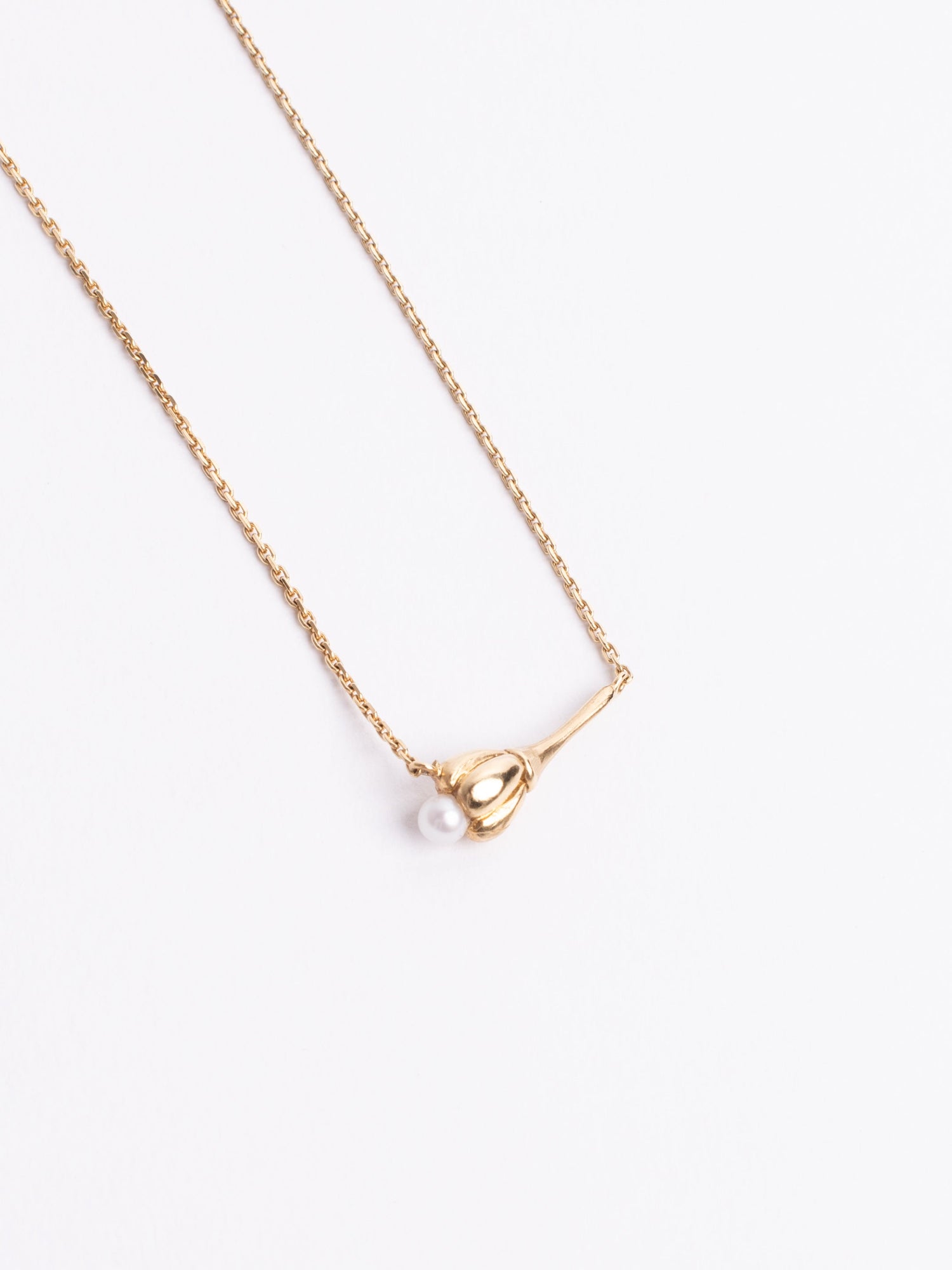 Tiny flower necklace with pearl