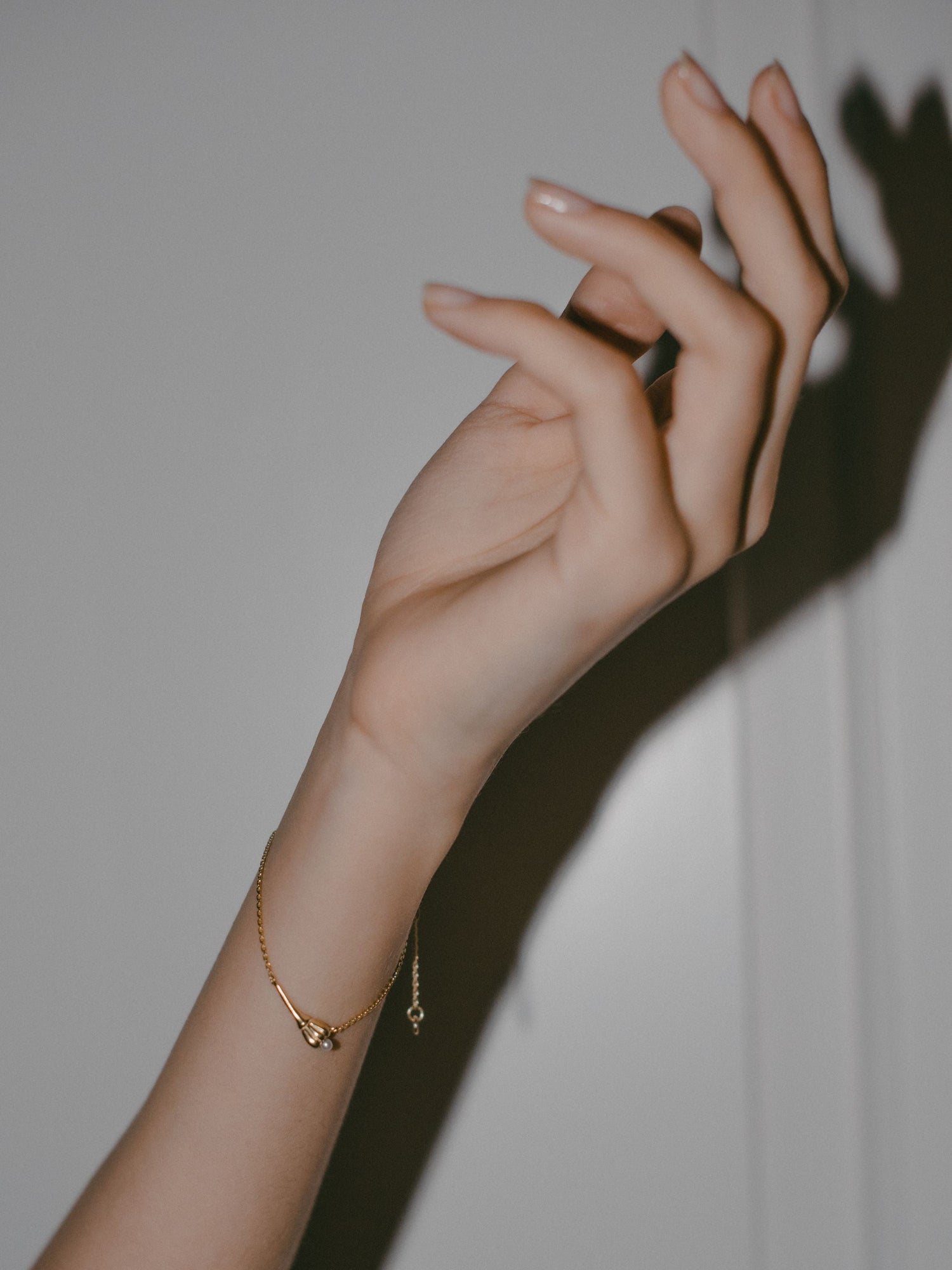 Drobný náramek s květinou a perlou