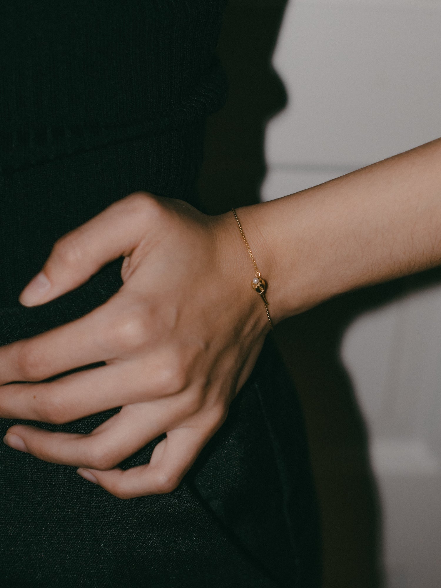 Drobný náramek s květinou a perlou