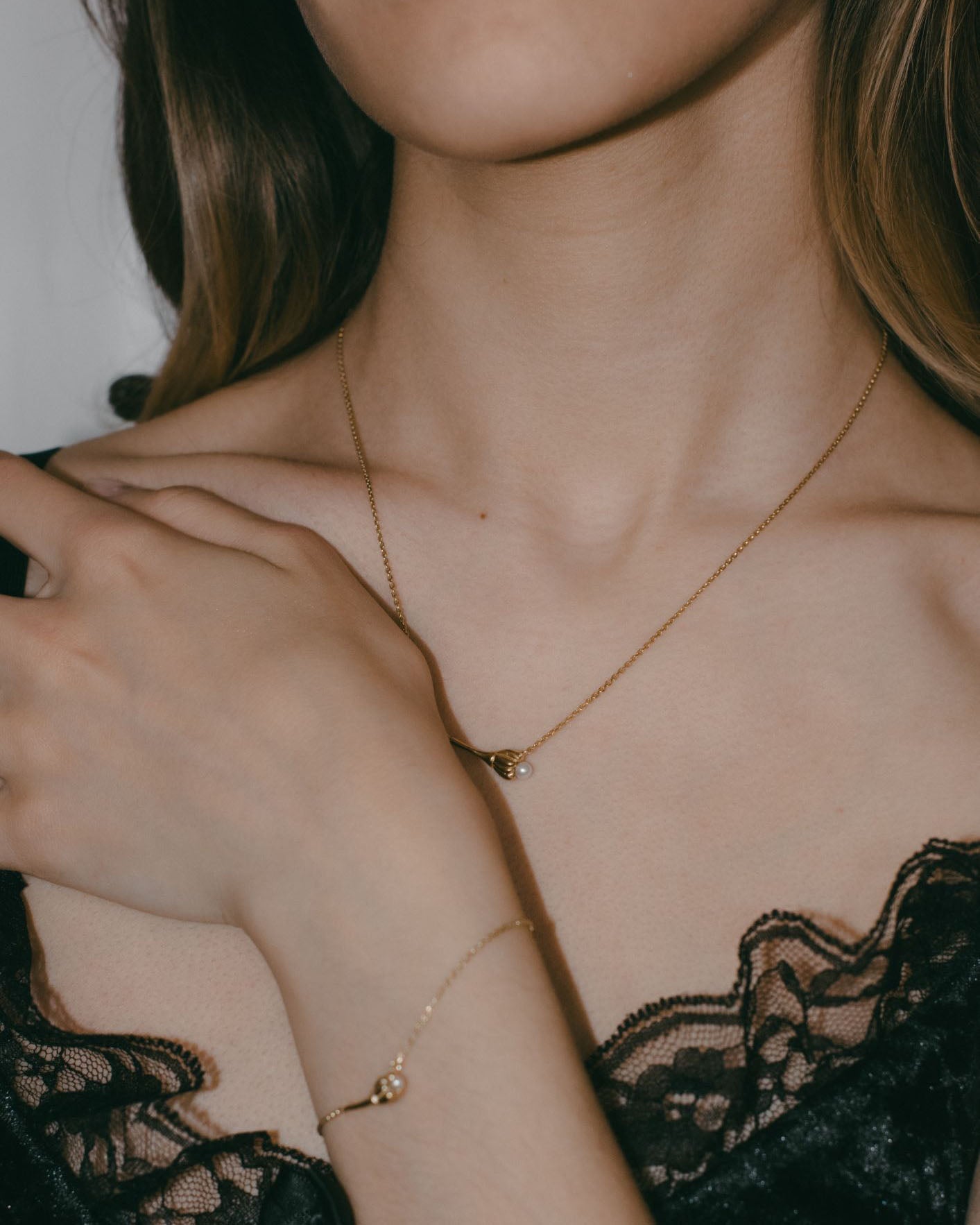 Tiny flower necklace with pearl