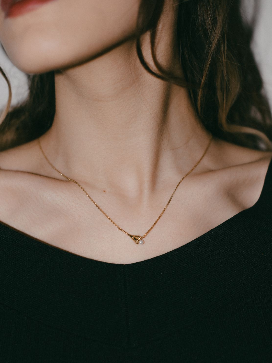 Tiny flower necklace with pearl