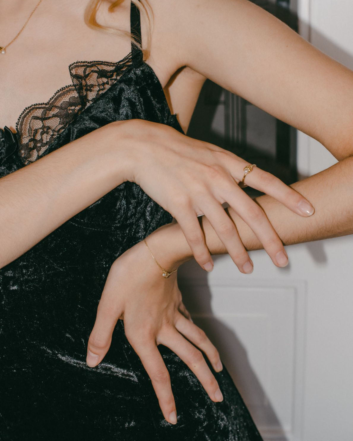 Drobný náramek s květinou a perlou