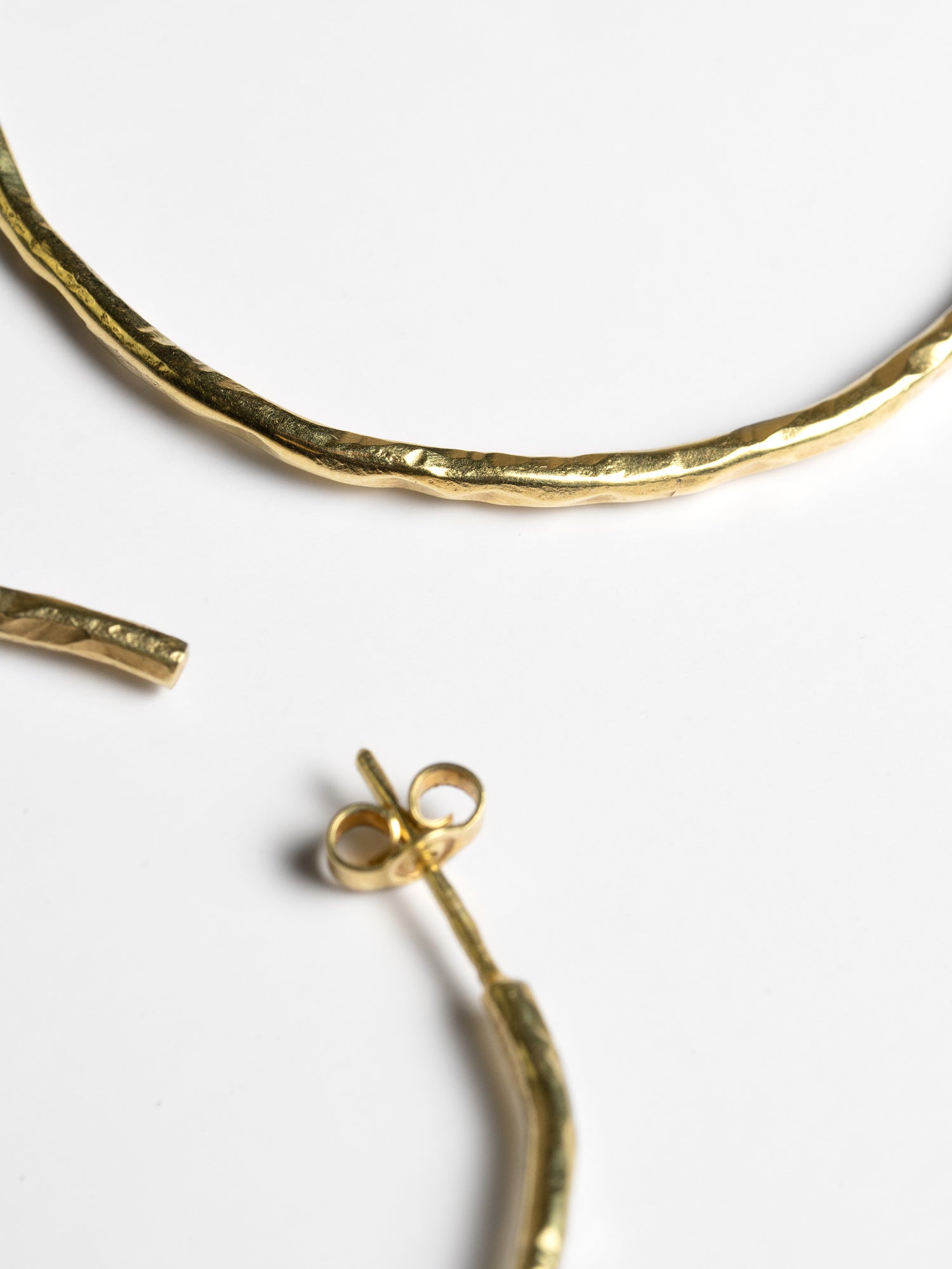 Strukturované kruhové náušnice