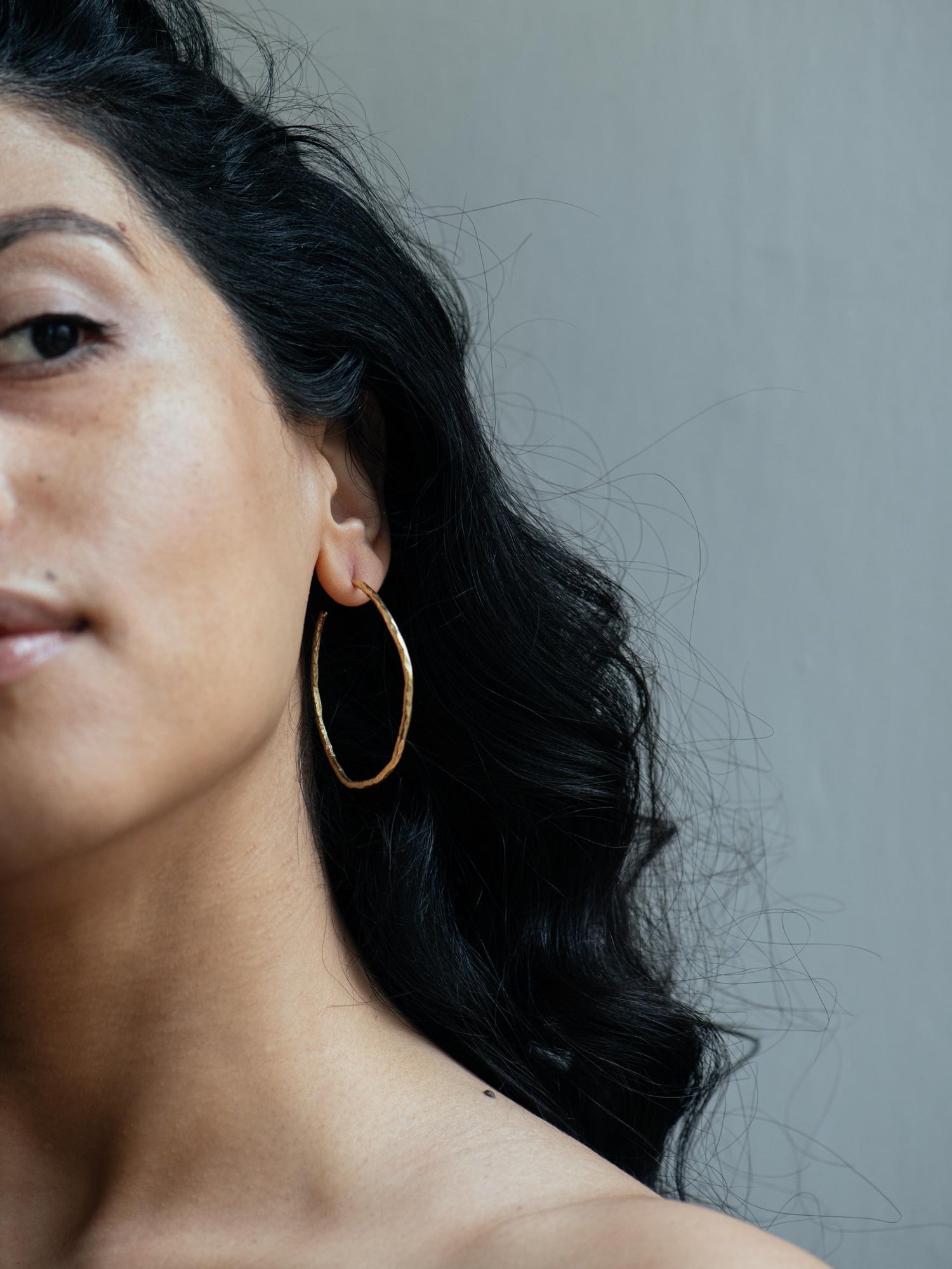 Strukturované kruhové náušnice