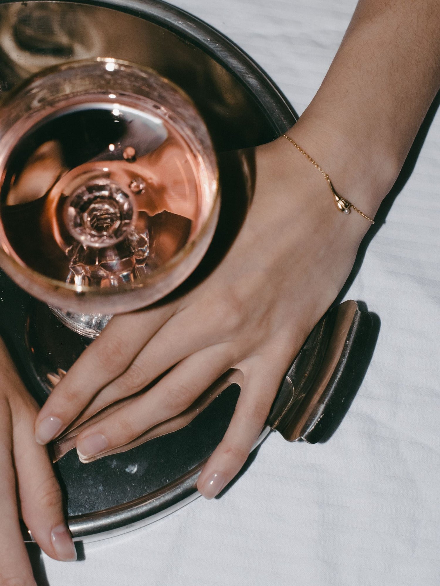 Drobný náramek s květinou a perlou