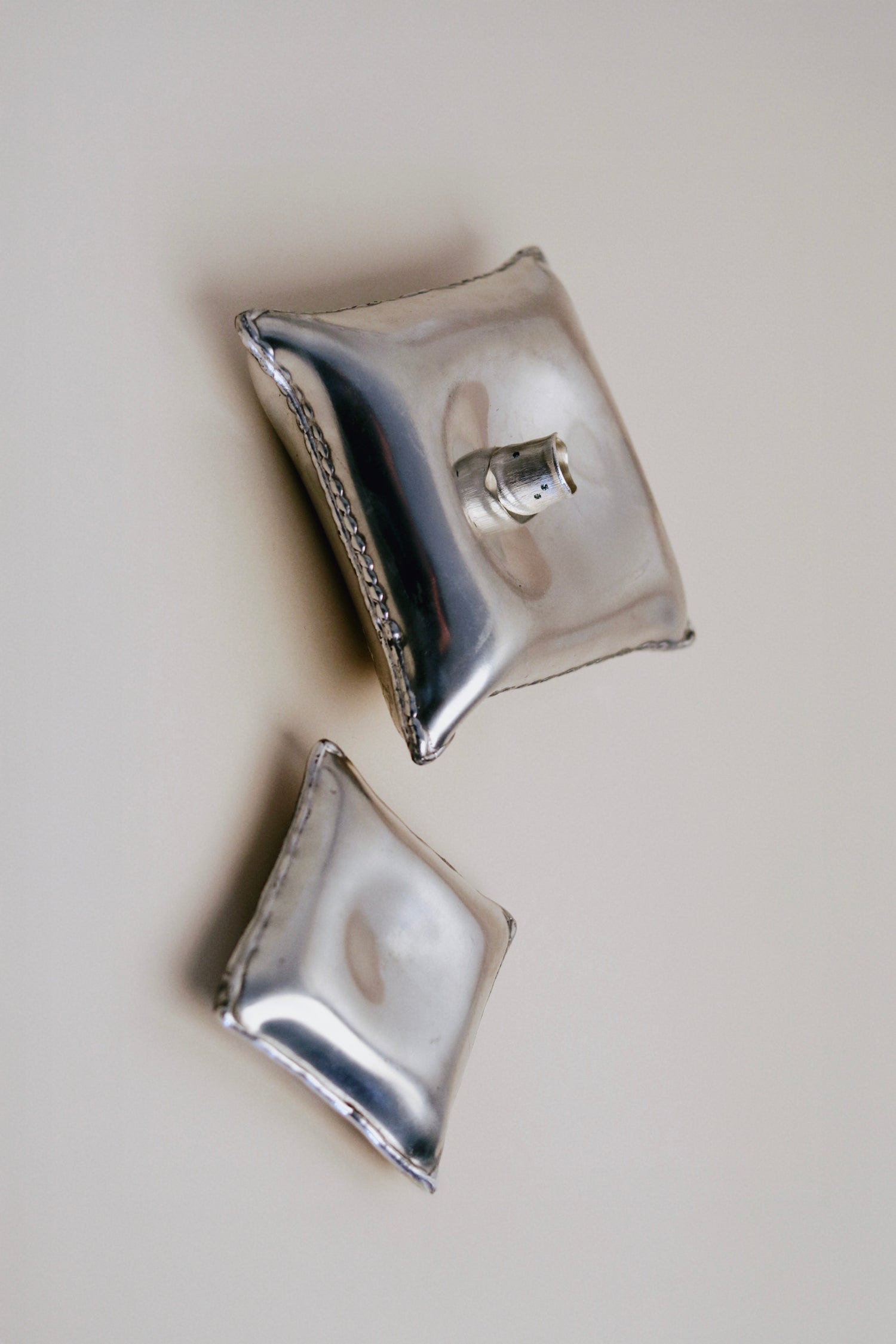 Miska na šperky a drobnosti, ručně vyrobená z hliníku, leštěný povrch, originální design.